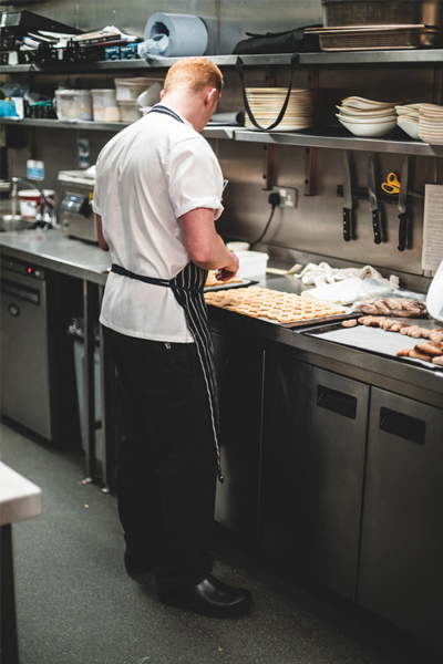 Shoes For Crews bietet Ihnen das geeignete Schuhwerk, um den Personalmangel in der Gastronomie zu bekämpfen, indem Sie in Sachen Arbeitssicherheit mit gutem Beispiel vorangehen