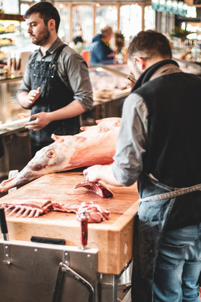 Die Lebensmittelhygiene-Verordnungen gelten für alle Betriebe, die Lebensmittel verarbeiten. Egal, ob Gastronomie oder Metzgerei, Shoes For Crews bietet garantiert den passenden Schuh