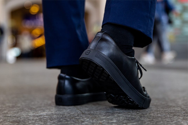 Angemessene Schuhe sind das A und O, um Rückenschmerzen bei der Arbeit zu vermeiden 