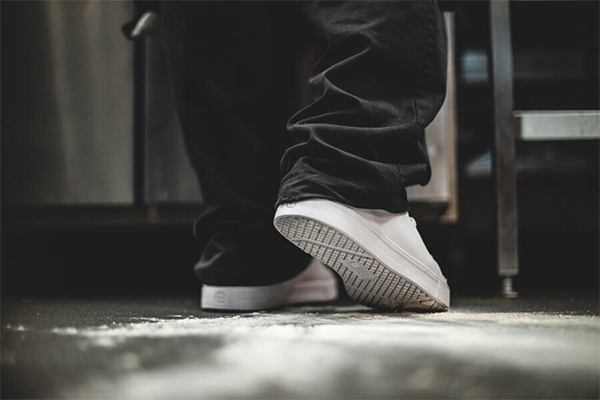 Zapatos de color blanco del modelo Old School de Shoes For Crews. 
