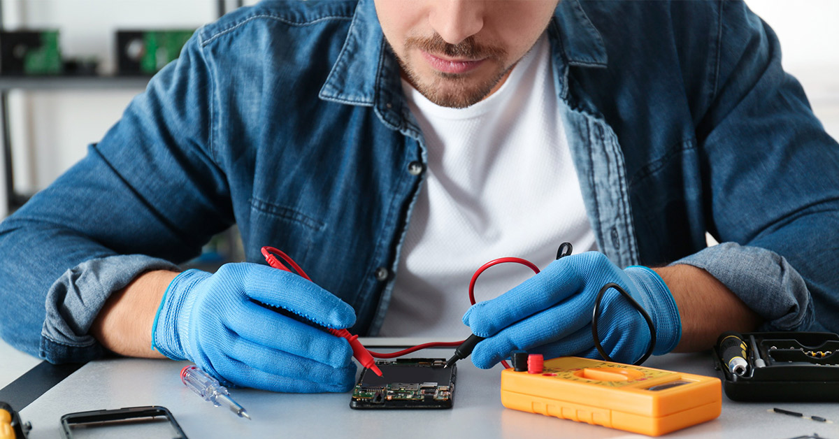 Un hombre revisa el interior de un dispositivo electrónico