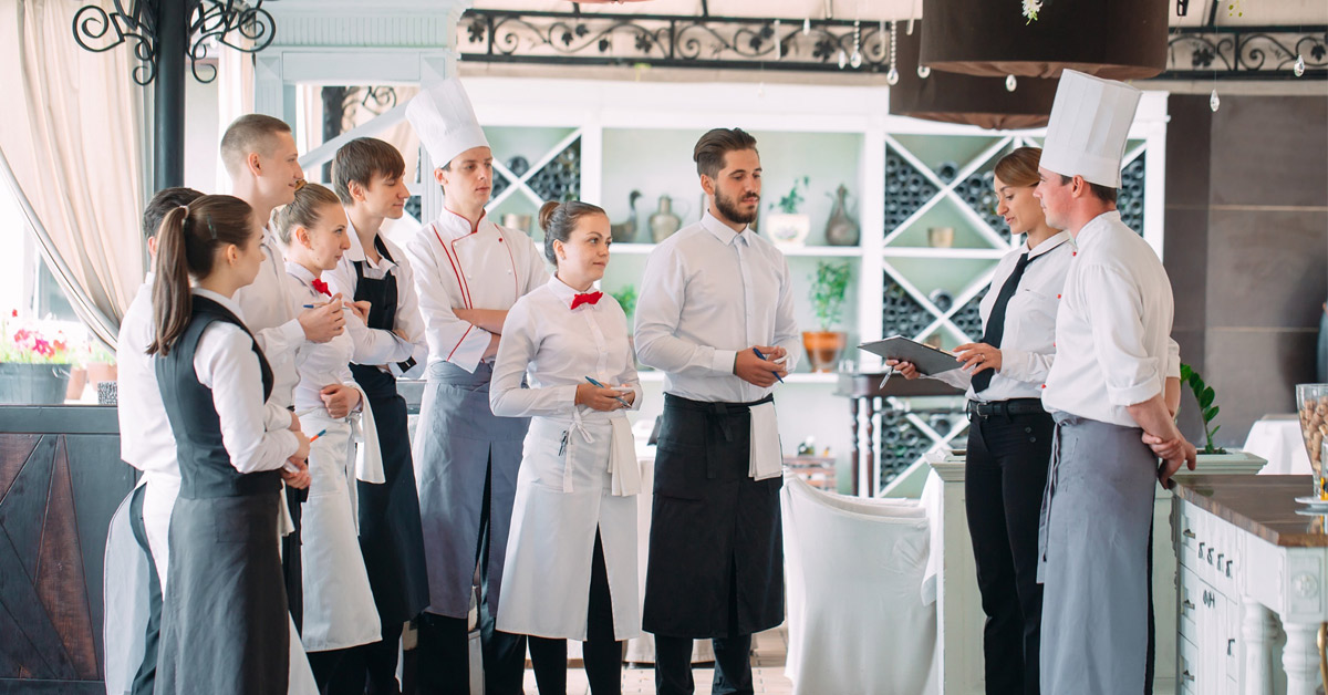 Interaction entre un gérant de restaurant et son personnel de salle et de cuisine