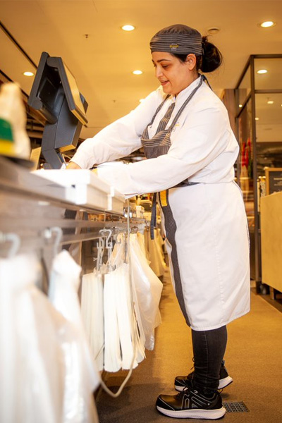 Bouchère en tenue de travail et avec des chaussures confortables pour travailler