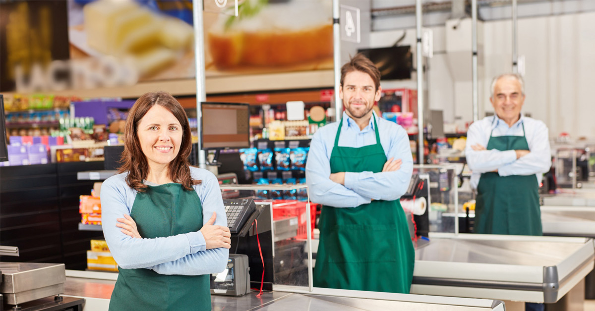 Employés de caisse dans un supermarché