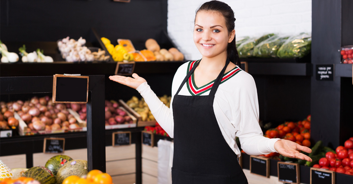 Employée de supermarché en charge de la section fruits et légumes