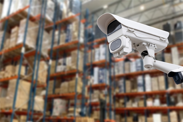 Caméra de surveillance fonctionnant à l'intérieur d'une usine