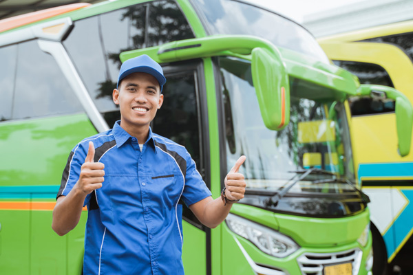 Conducteur de transport routier de voyageurs souriant