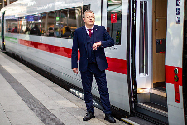 Contrôleur des transports publics portant le modèle Condor noir