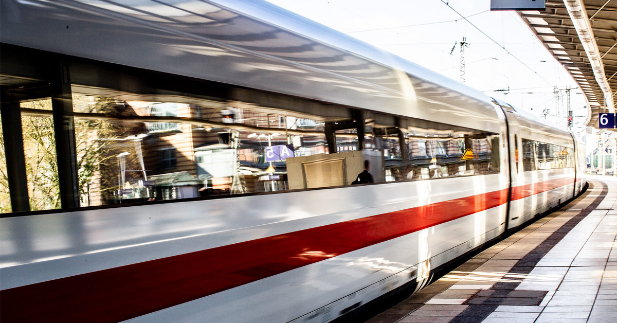 Train au départ du quai d’une gare