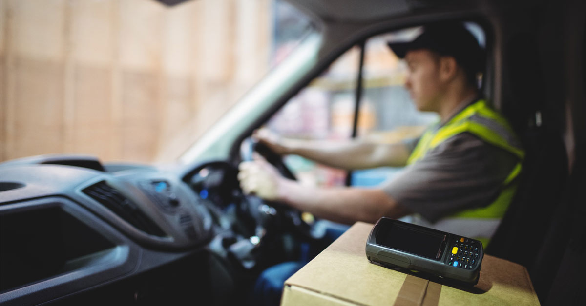 Chauffeur-livreur au volant de son véhicule et aide technologique au premier plan