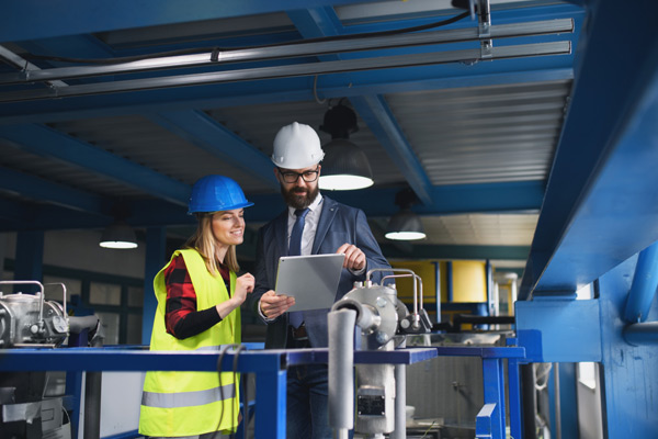 Travailleurs de l’industrie manufacturière effectuant un contrôle des risques