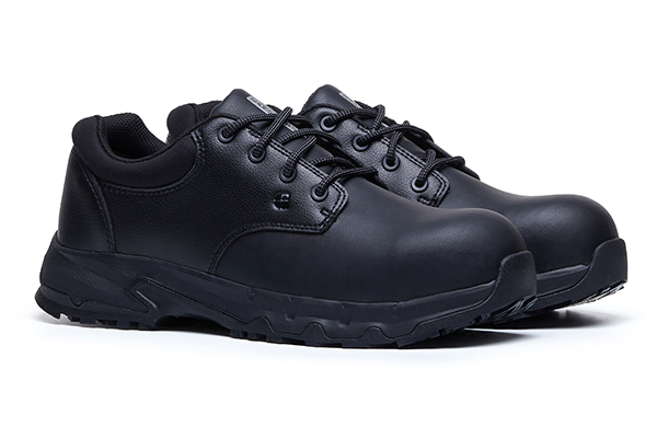 Durable Barra style in black with laces sustainably made with composite toe