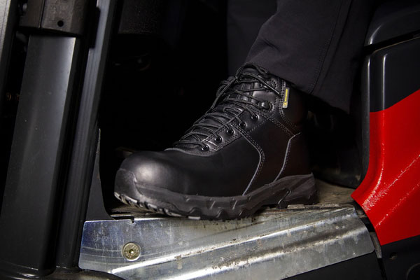 Worker wearing metal-free Engineer IV CT Shoes For Crews’ slip-resistant shoes